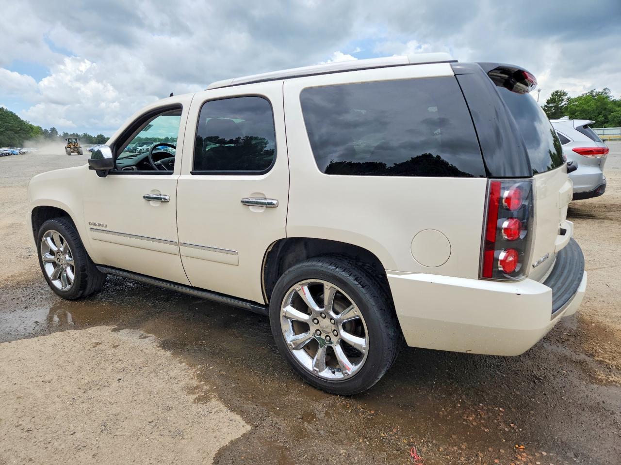 2013 GMC Yukon Denali - Image 2