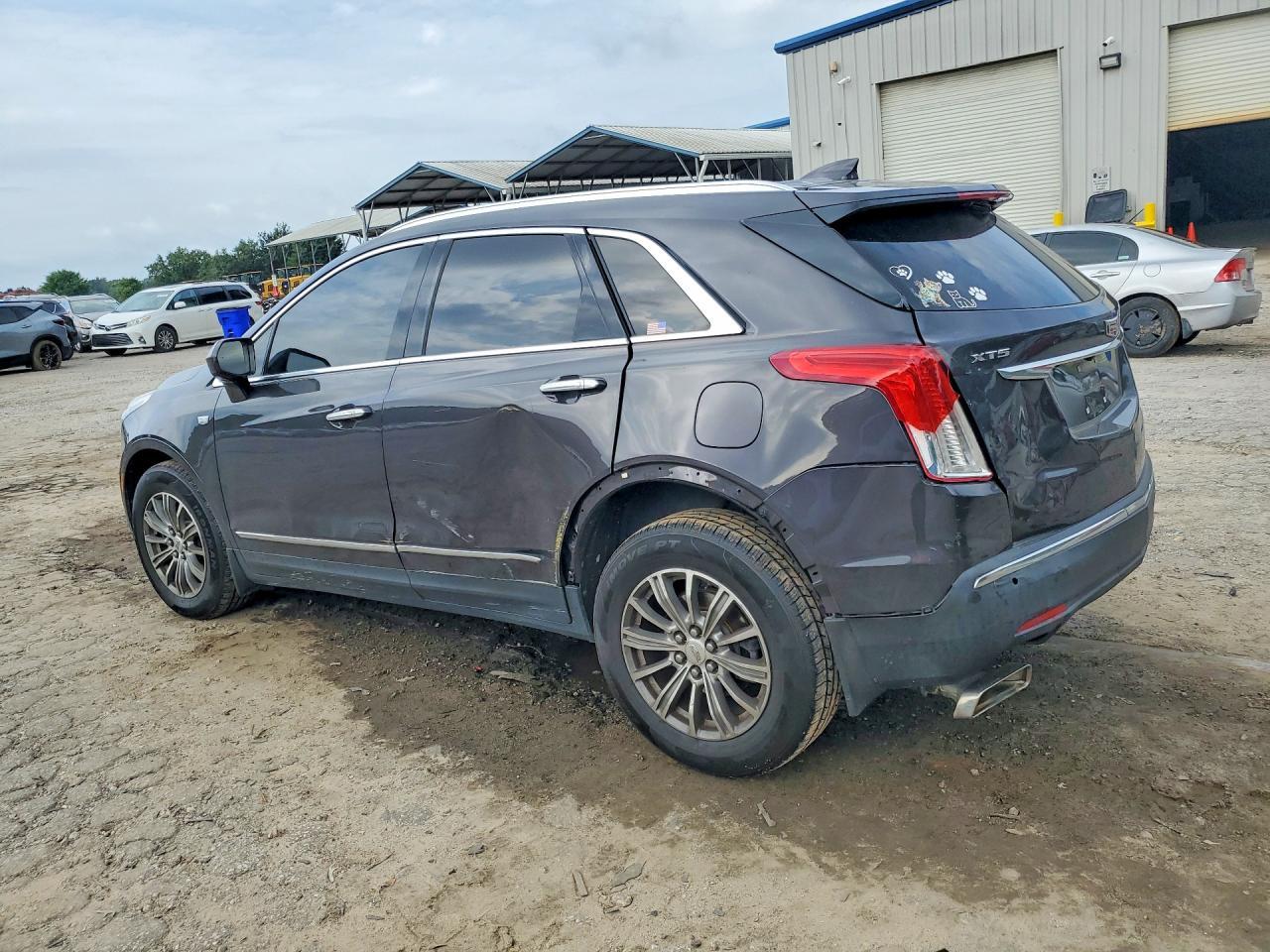 2017 Cadillac Xt5 Luxury - Image 2