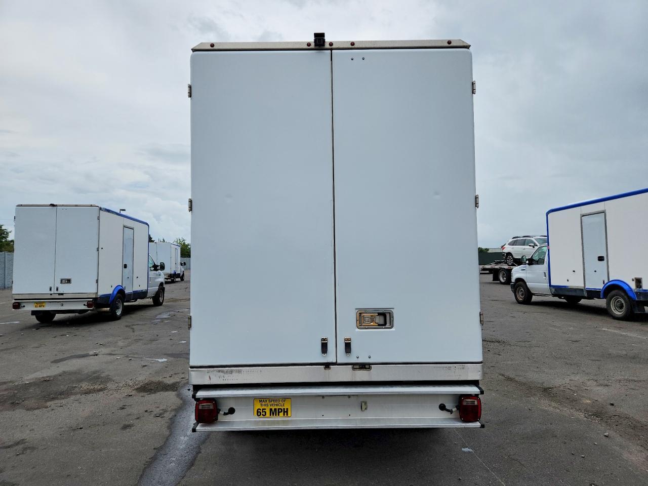 2023 Ford E350 Refrigerated Box Truck - Фото 6