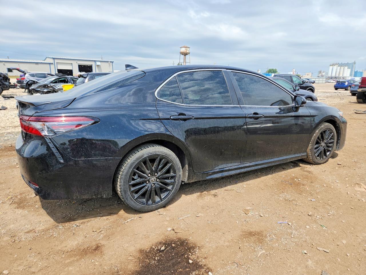 2022 Toyota Camry Se - Фото 3