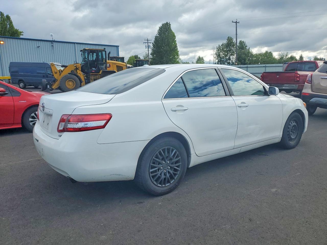 2011 Toyota Camry Le - Image 3