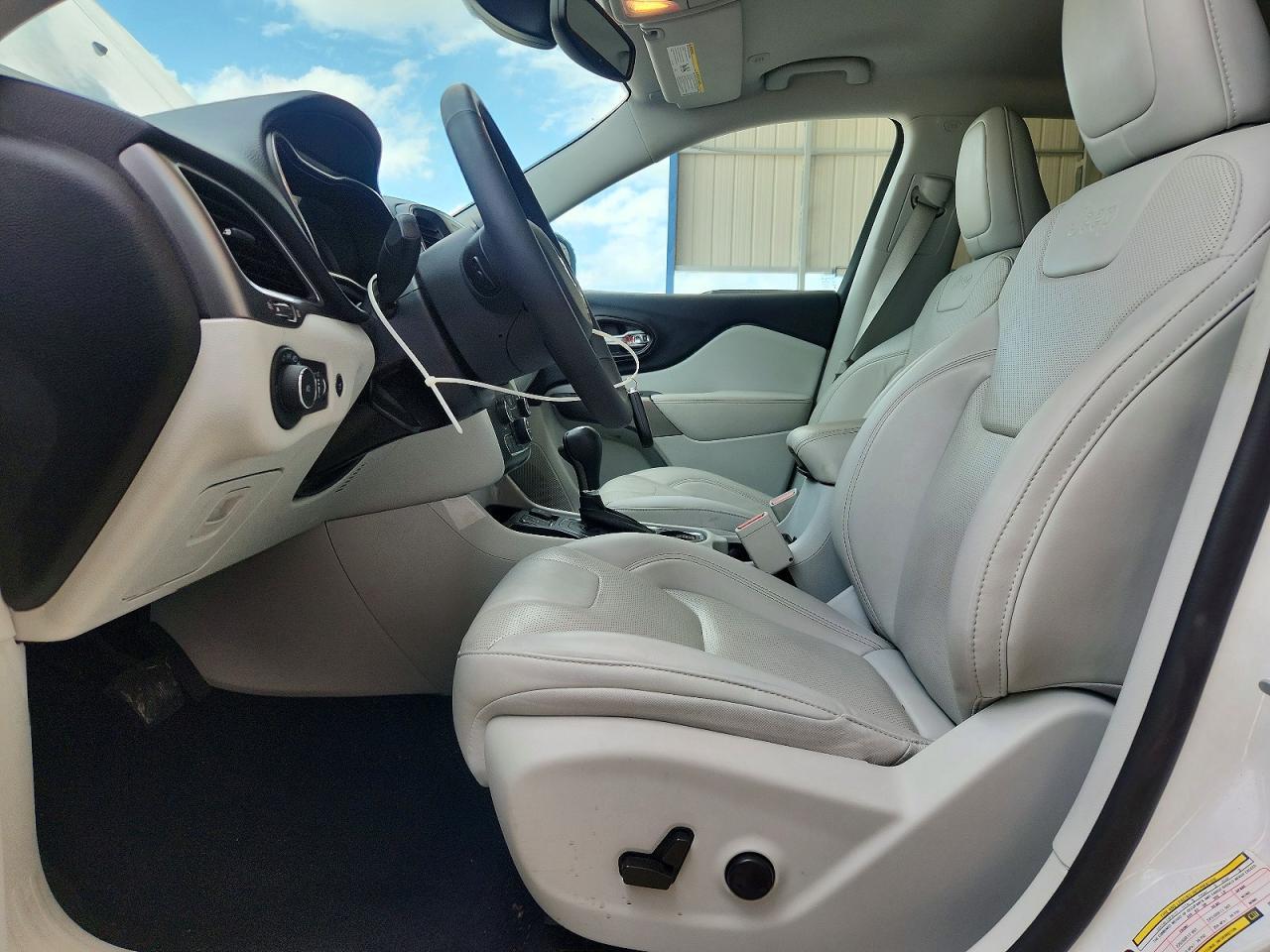 2022 Jeep Cherokee Latitude Lux - Image 7