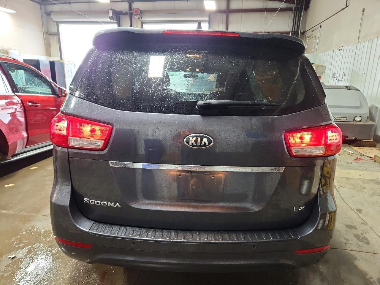 2017 Kia Sedona Lx - Фото 6