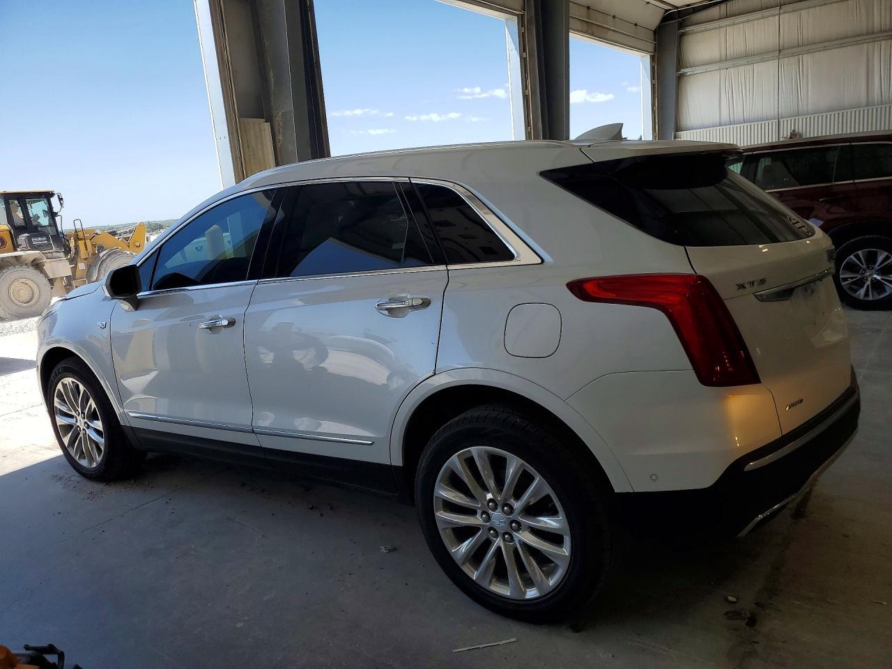 2017 Cadillac Xt5 Platinum - Image 2