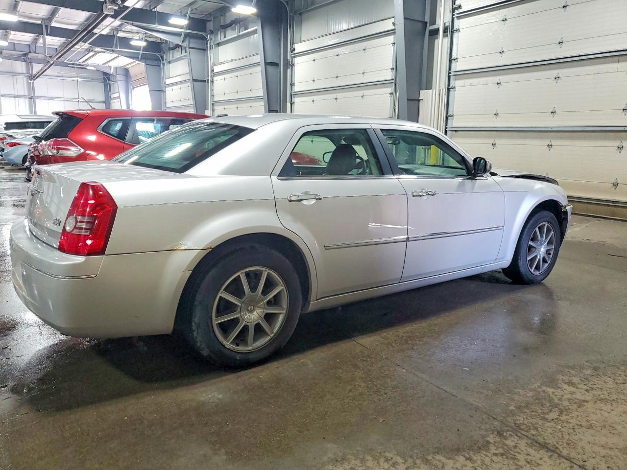2010 Chrysler 300 Touring - Фото 3