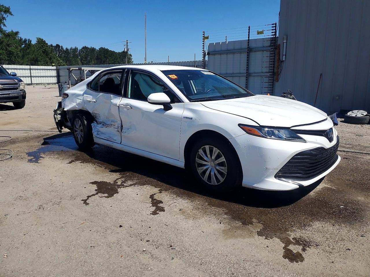 2020 Toyota Camry Le - Фото 4