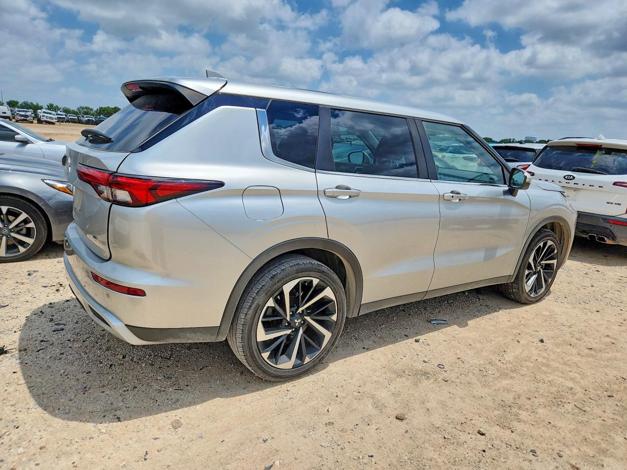 2022 Mitsubishi Outlander Se - Image 3