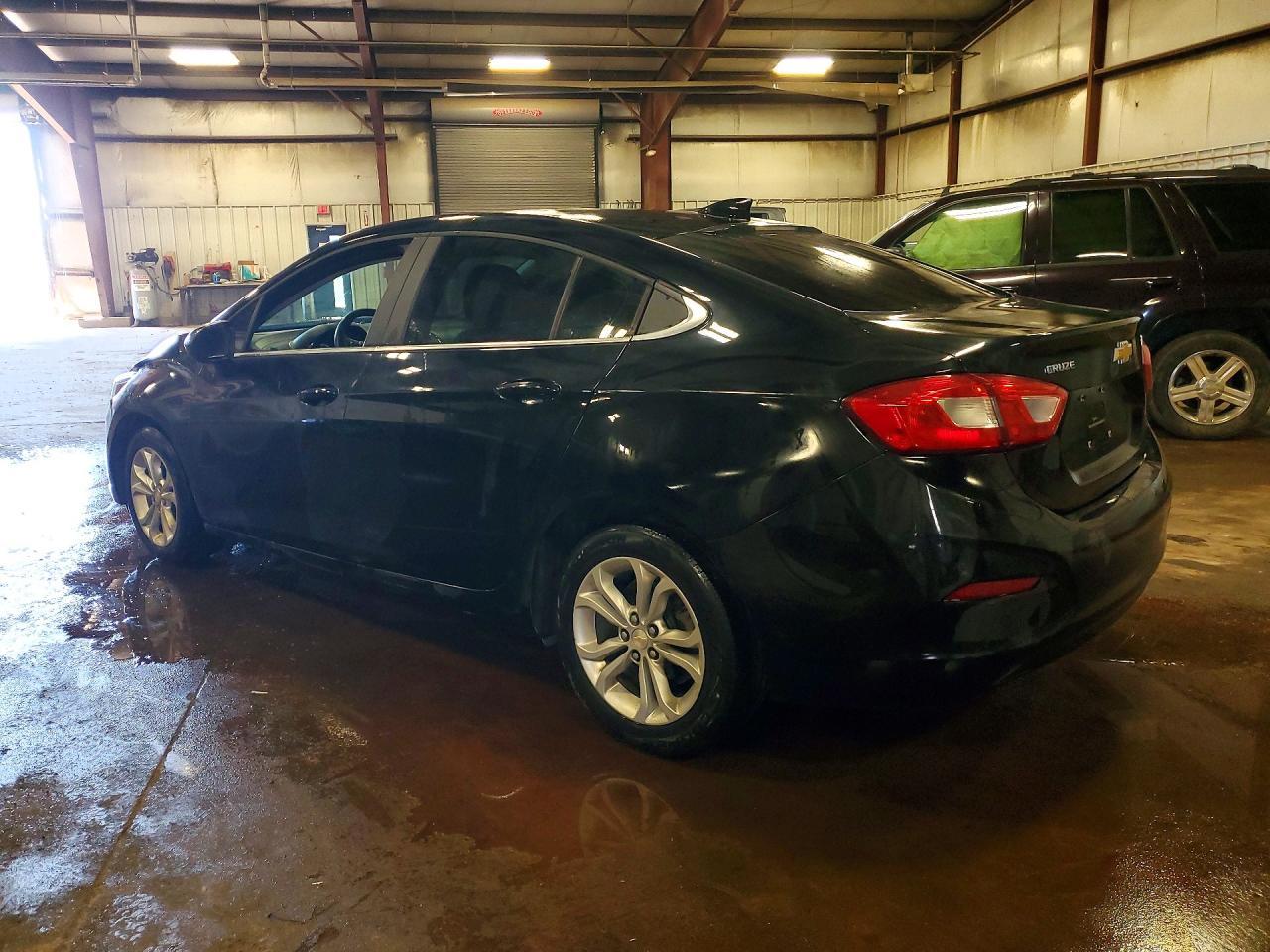 2019 Chevrolet Cruze - Image 2