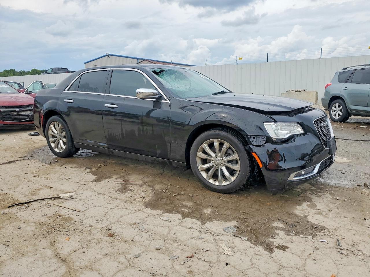 2015 Chrysler 300C Platinum - Image 4