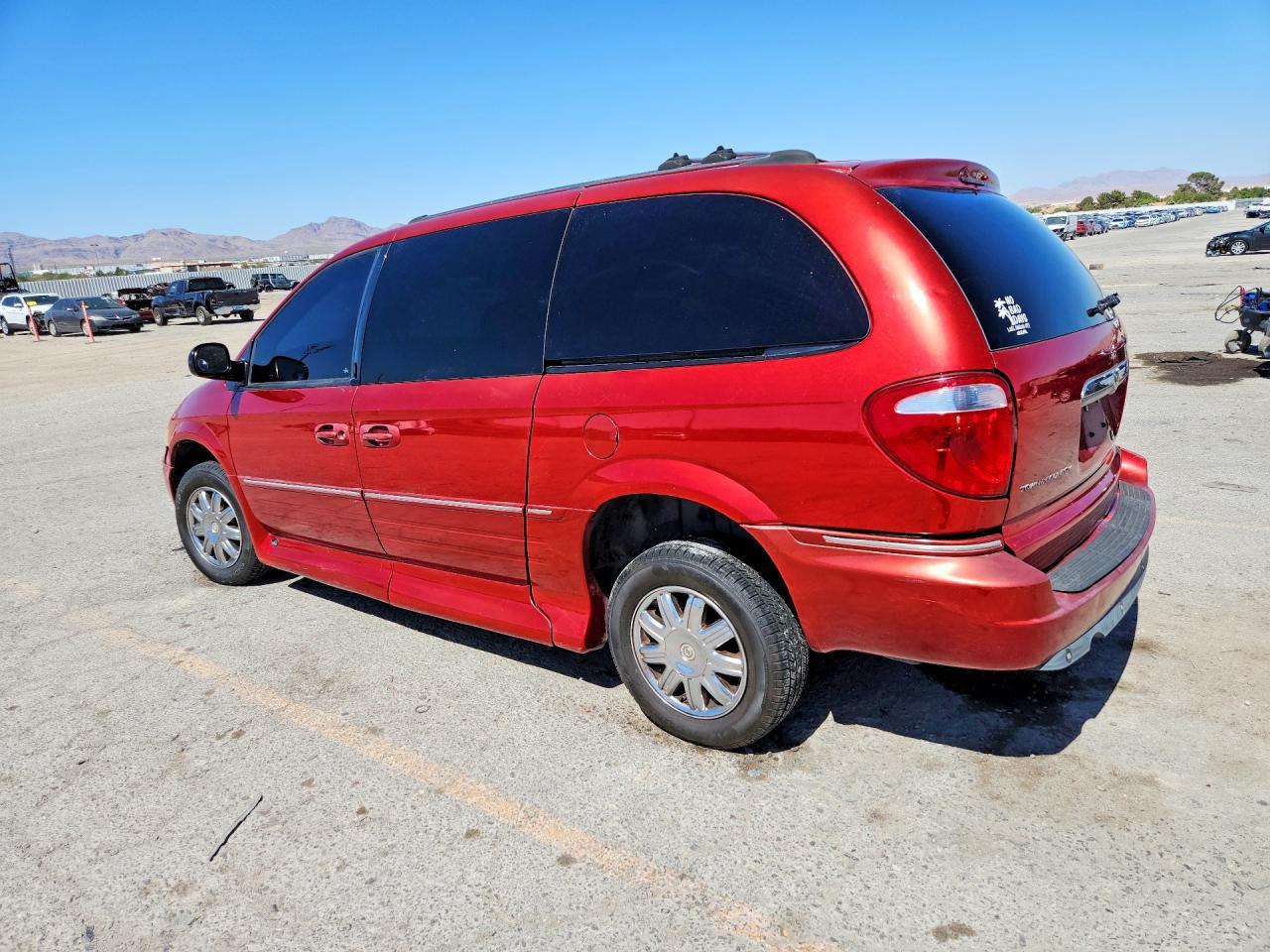 2005 Chrysler Town & Country Limited - Фото 2