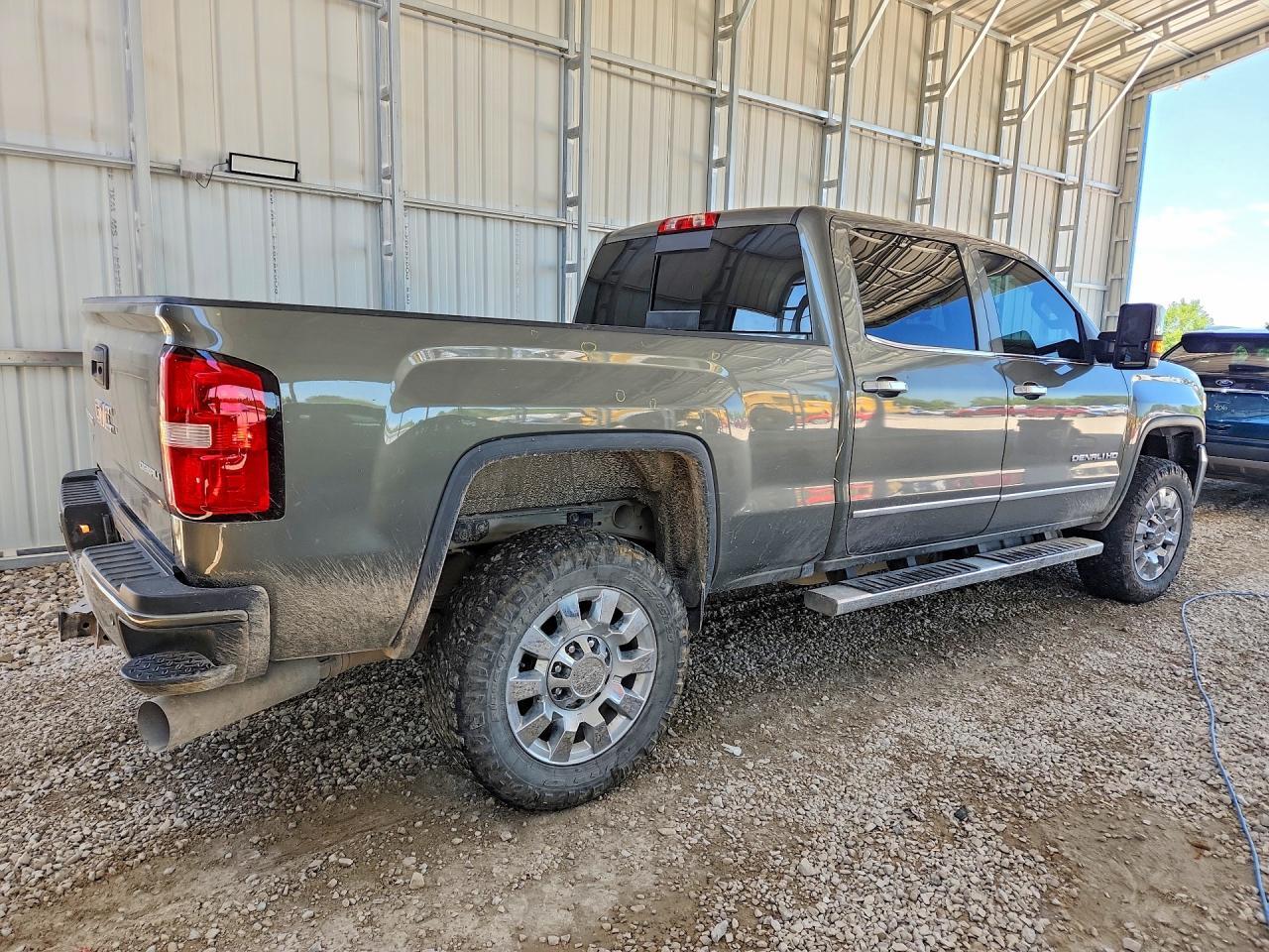 2017 GMC Sierra K2500 Denali - Image 3