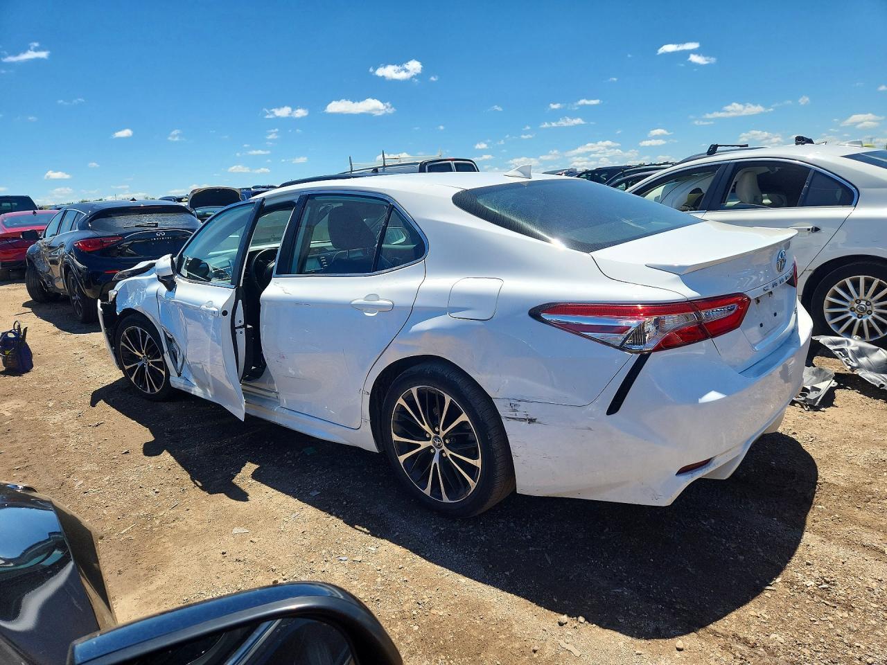 2020 Toyota Camry Se - Фото 2
