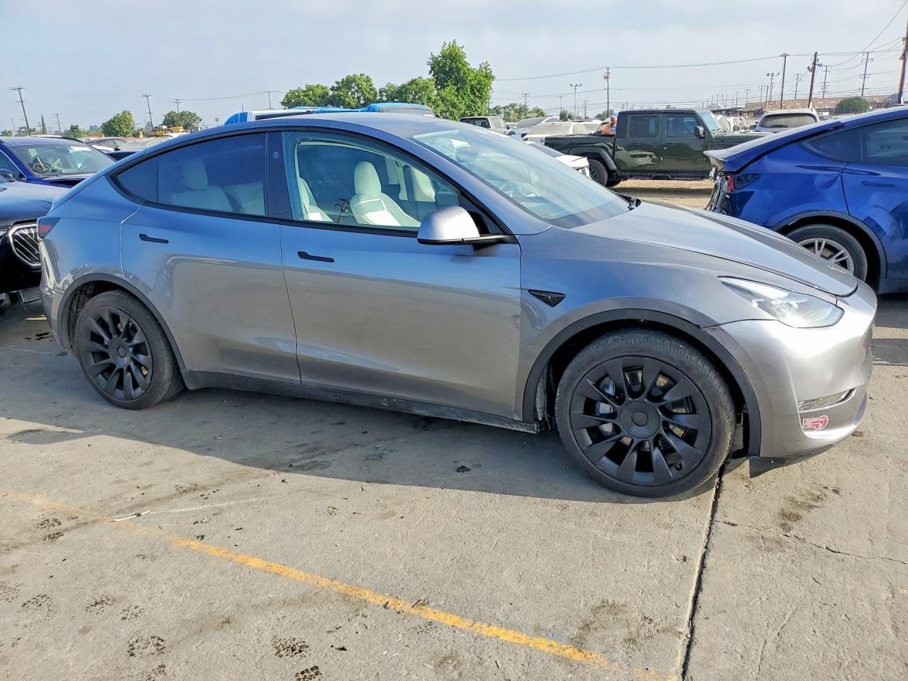 2025 Tesla Model Y - Фото 4