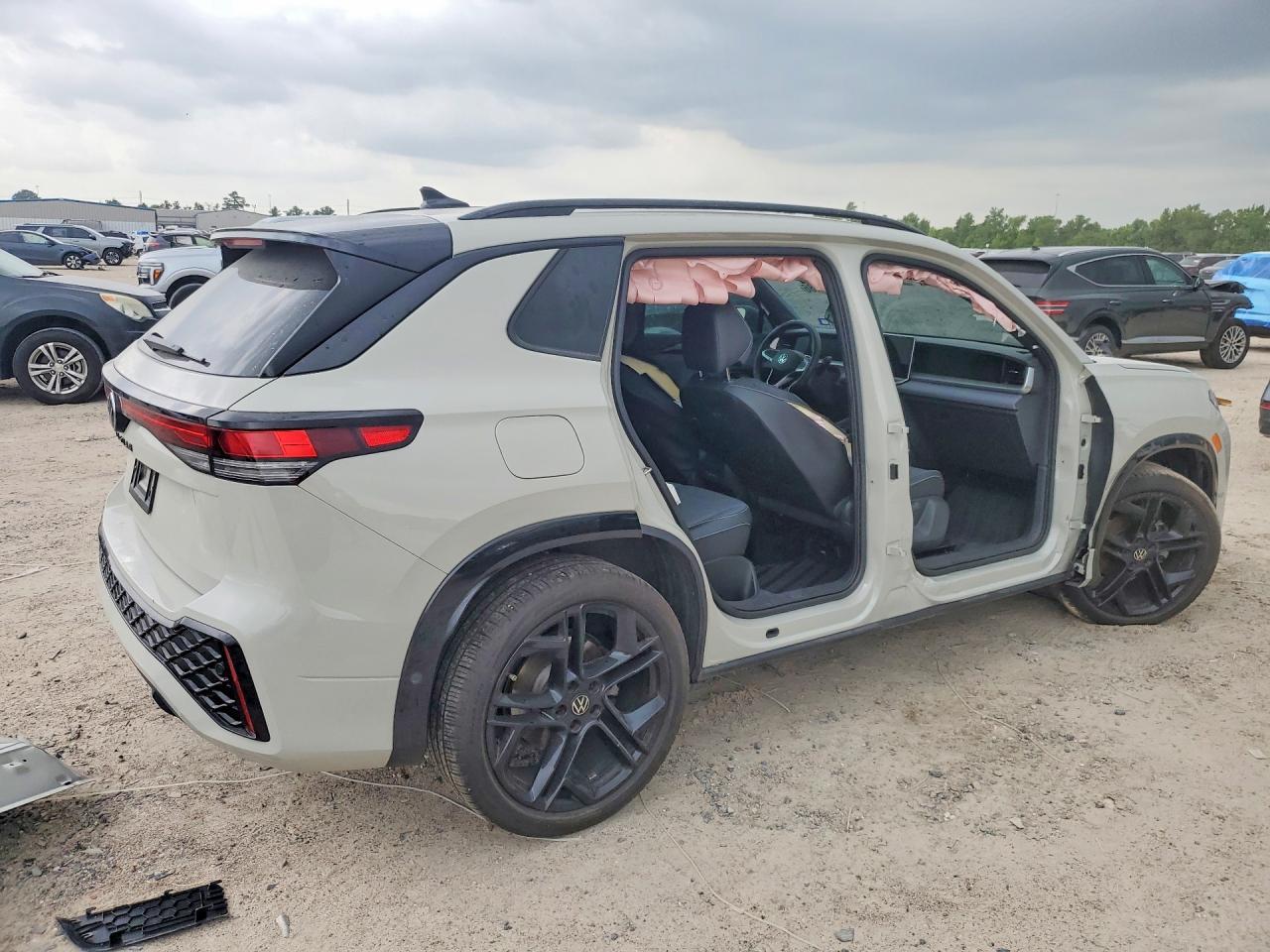 2025 Volkswagen Tiguan Se R-Line Black - Image 3