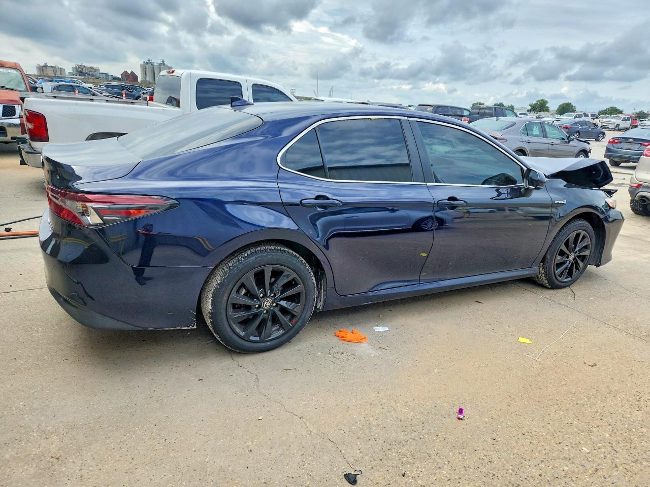 2021 Toyota Camry Le - Фото 3