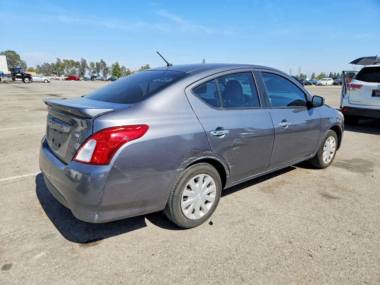 2019 Nissan Versa Sv - Image 3