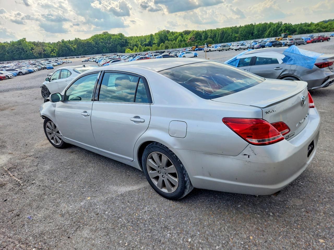 2005 Toyota Avalon Touring - Image 2