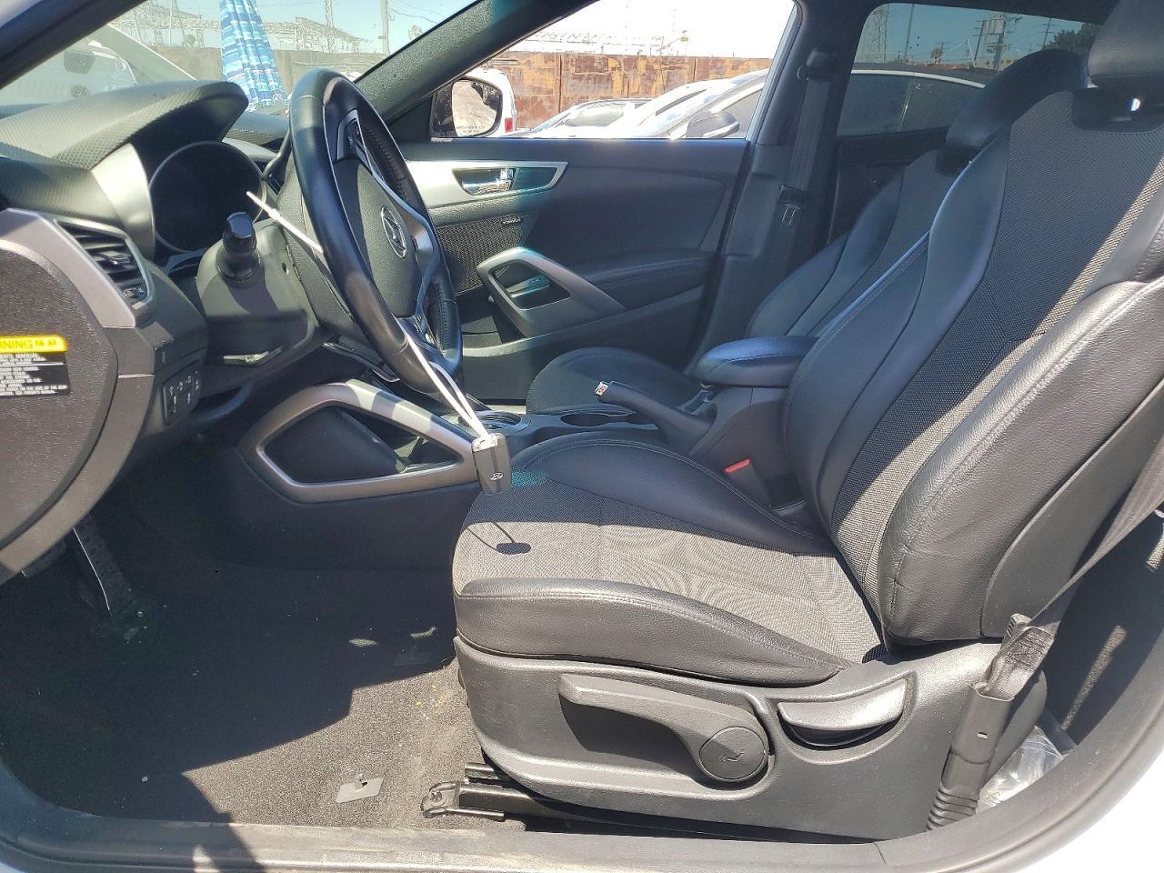 2016 Hyundai Veloster Base - Image 7