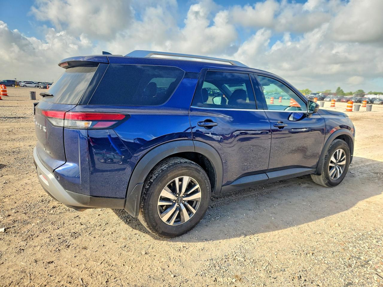 2024 Nissan Pathfinder Sl - Image 3