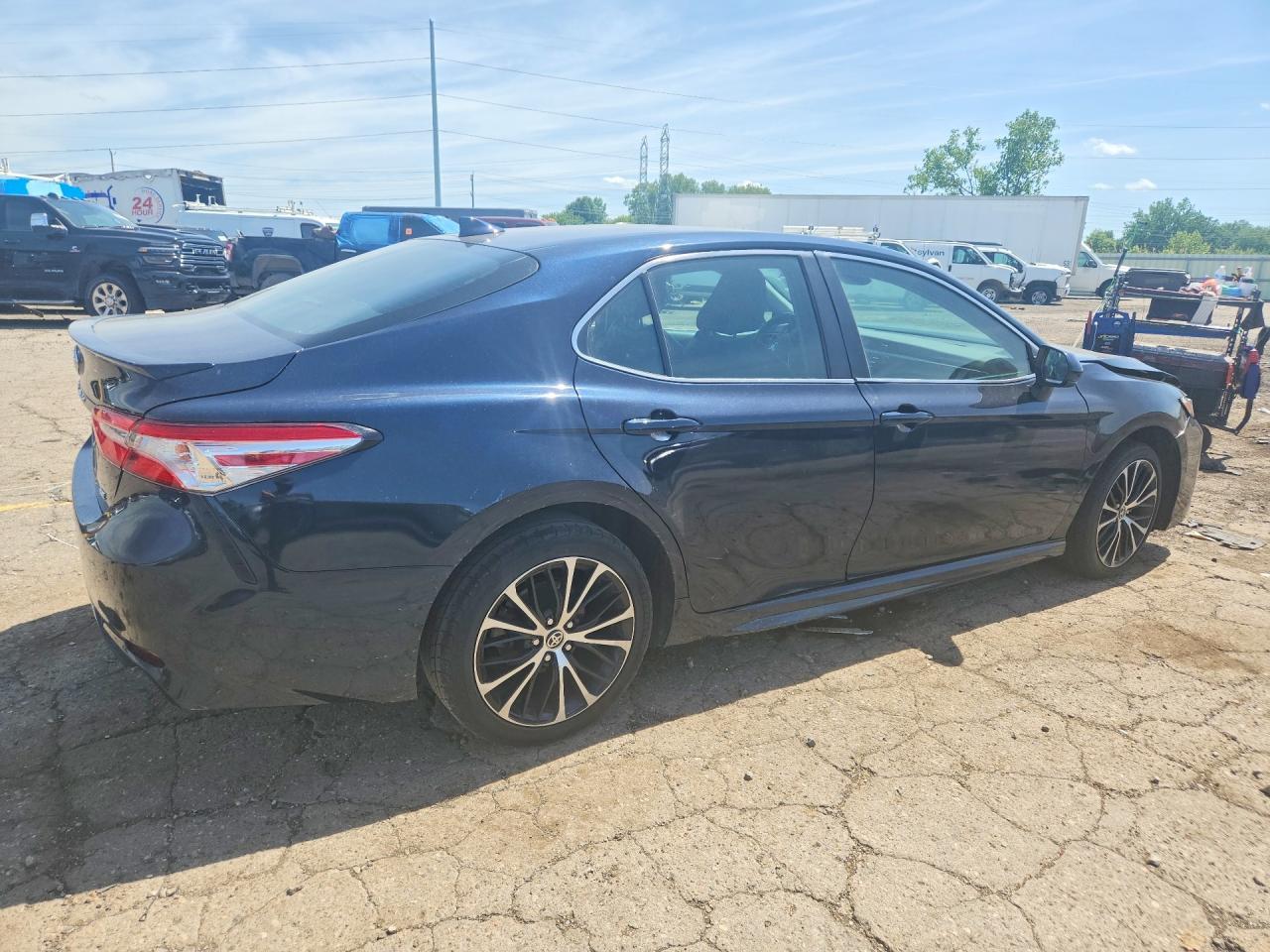 2020 Toyota Camry Se - Фото 3