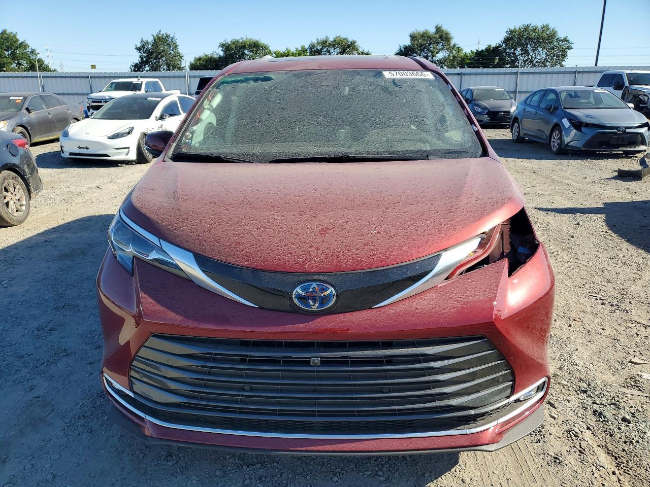 2024 Toyota Sienna Platinum 7-Passenger - Image 5