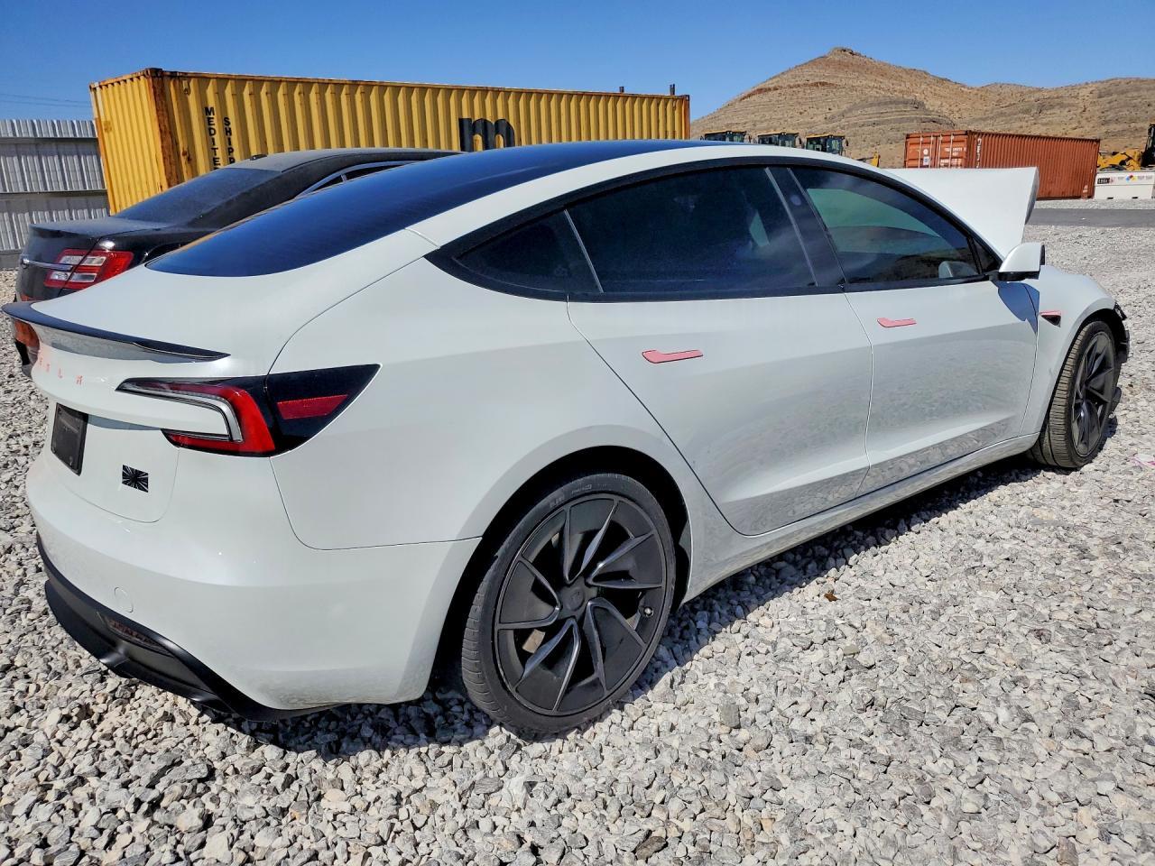 2025 Tesla Model 3 - Фото 3