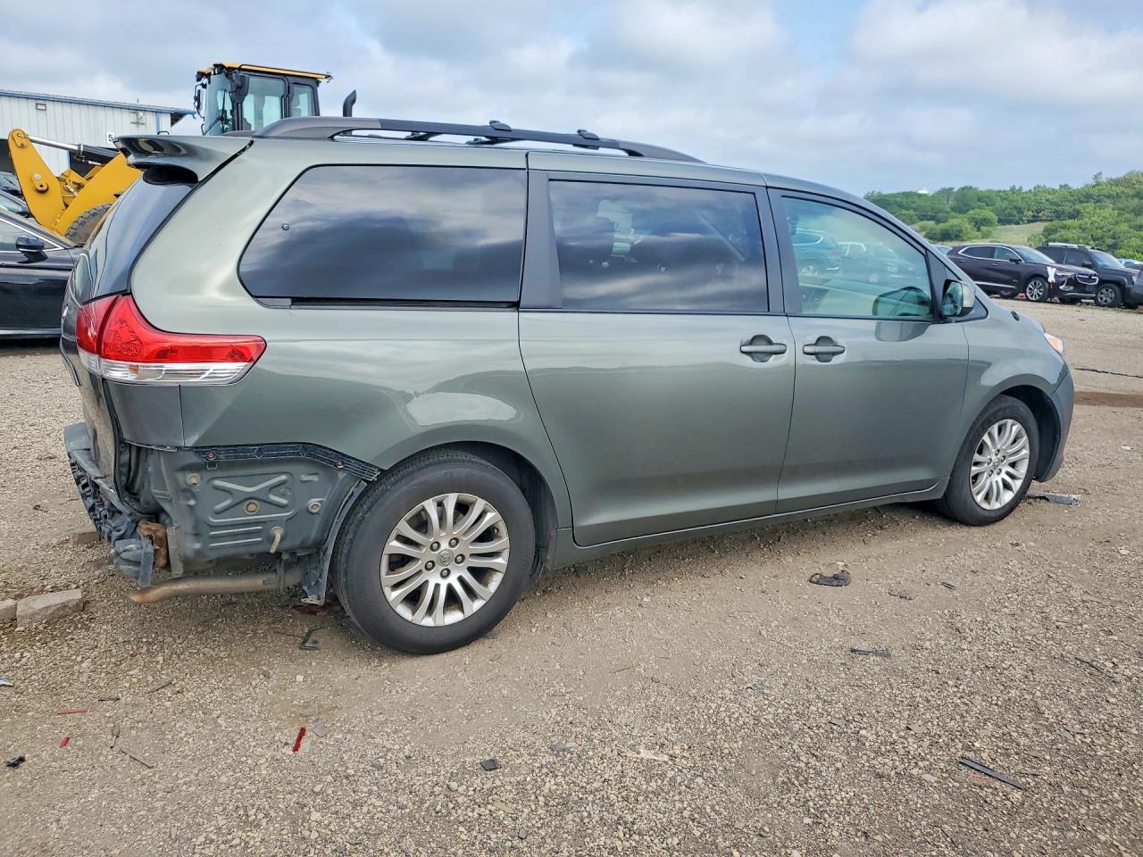 2013 Toyota Sienna Xle 8-Passenger - Фото 3