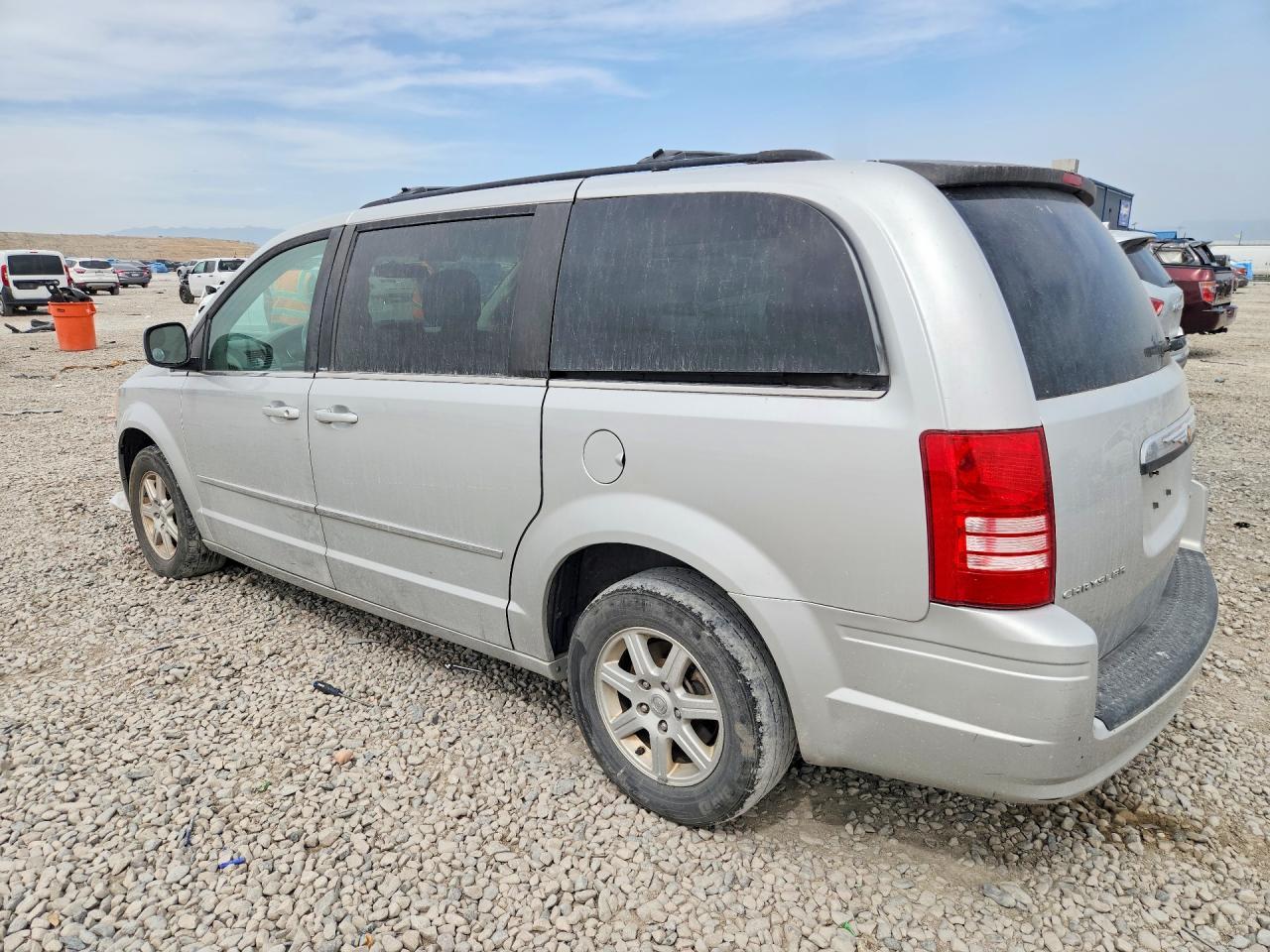 2010 Chrysler Town & Country Touring - Фото 2