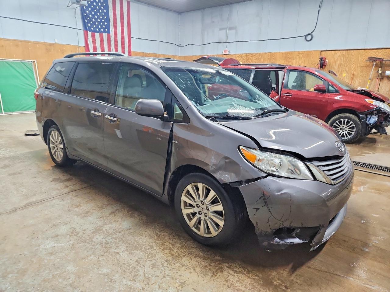 2017 Toyota Sienna Xle 7-Passenger - Image 4