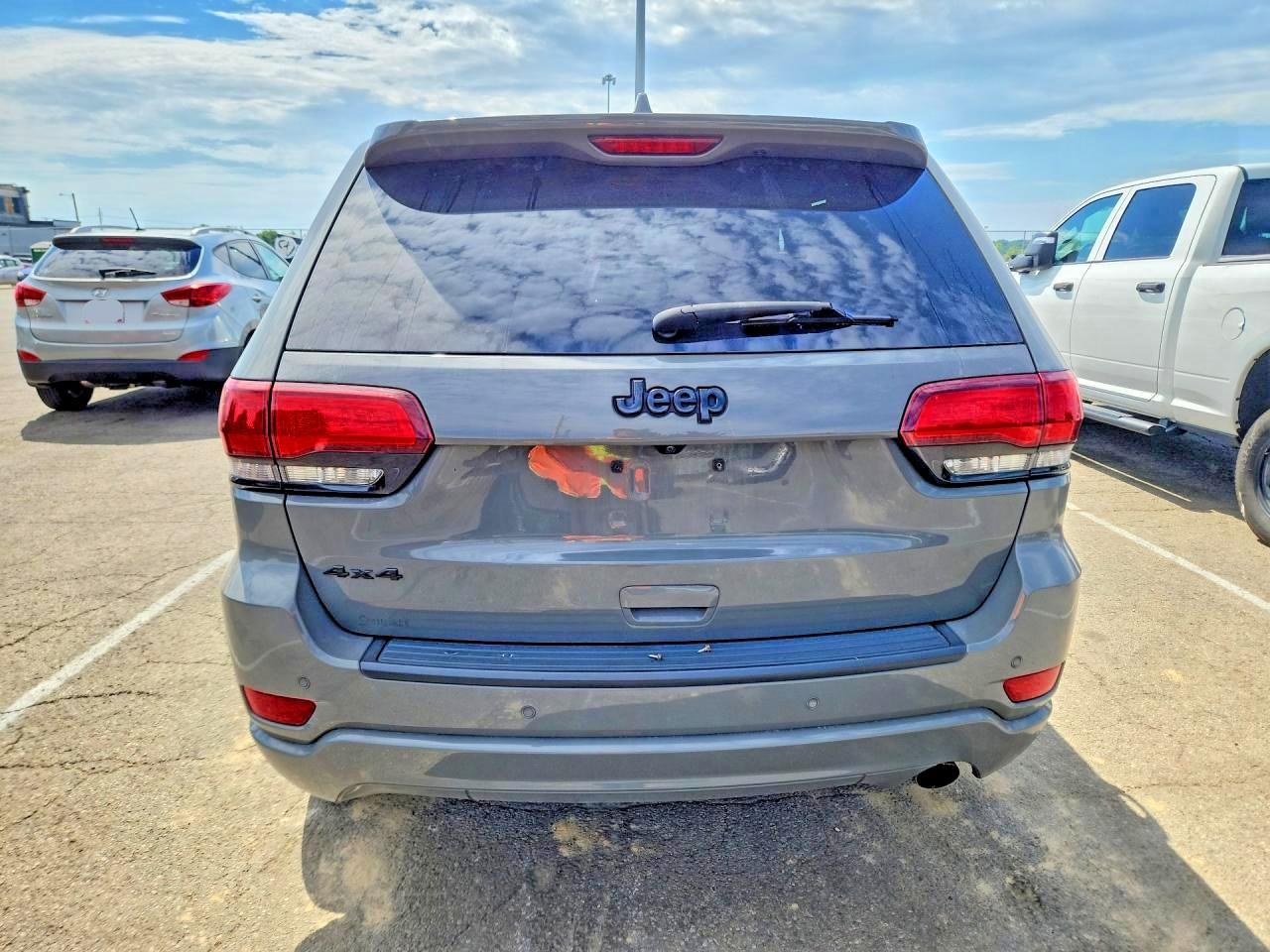 2020 Jeep Grand Cherokee Laredo - Image 6