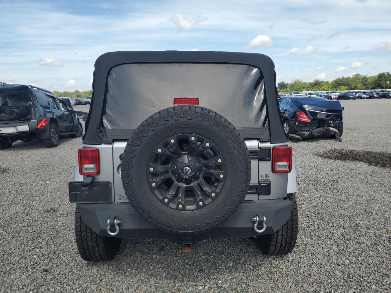 2016 Jeep Wrangler Unlimited Sahara - Image 6