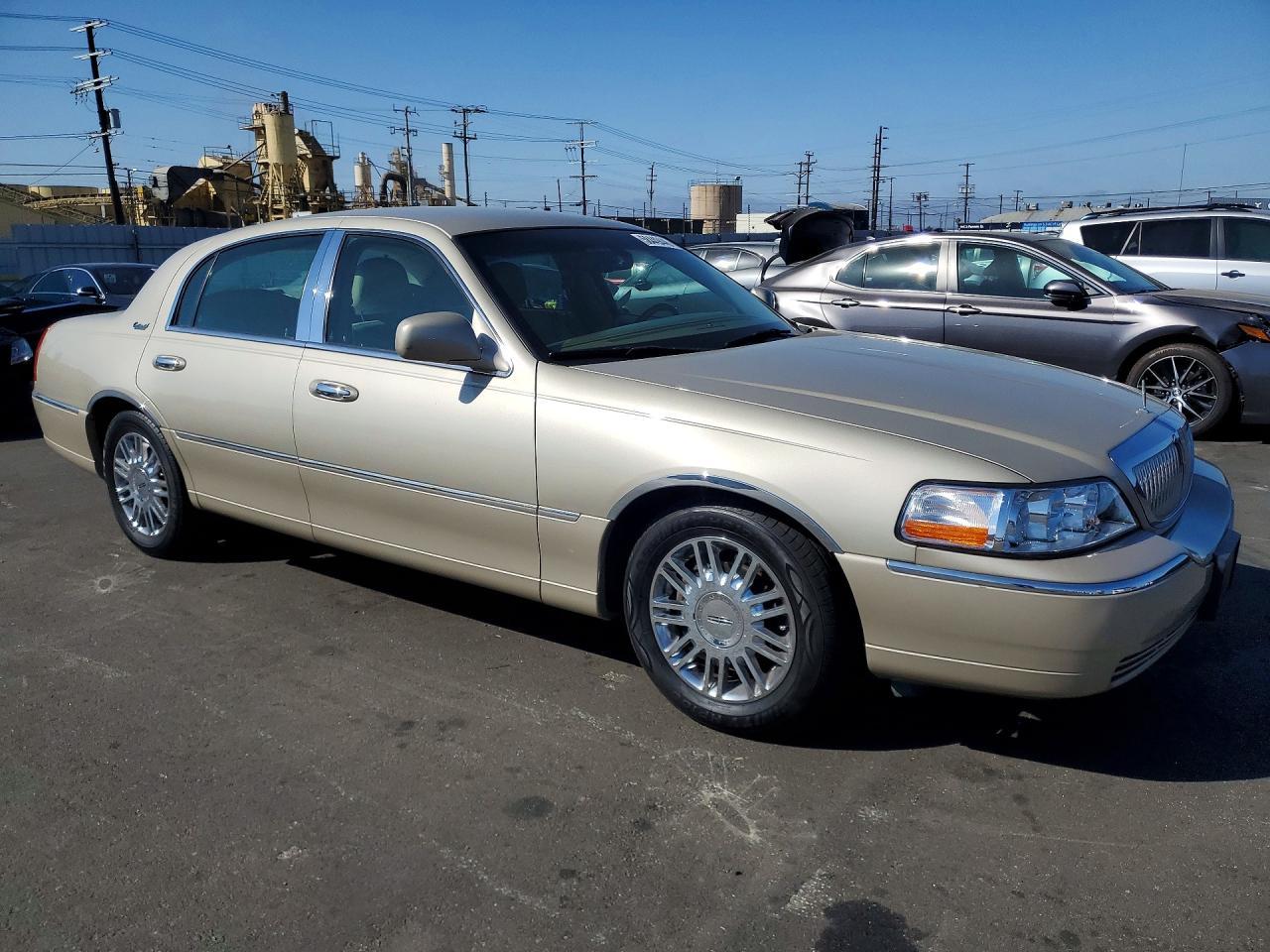 2010 Lincoln Town Car Signature Limited - Image 4