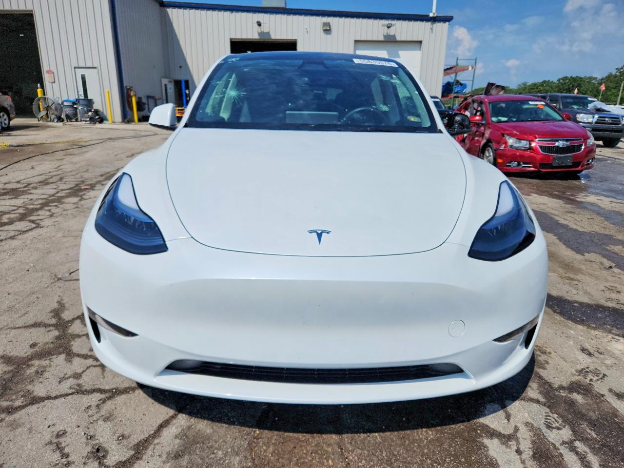 2025 Tesla Model Y - Фото 5