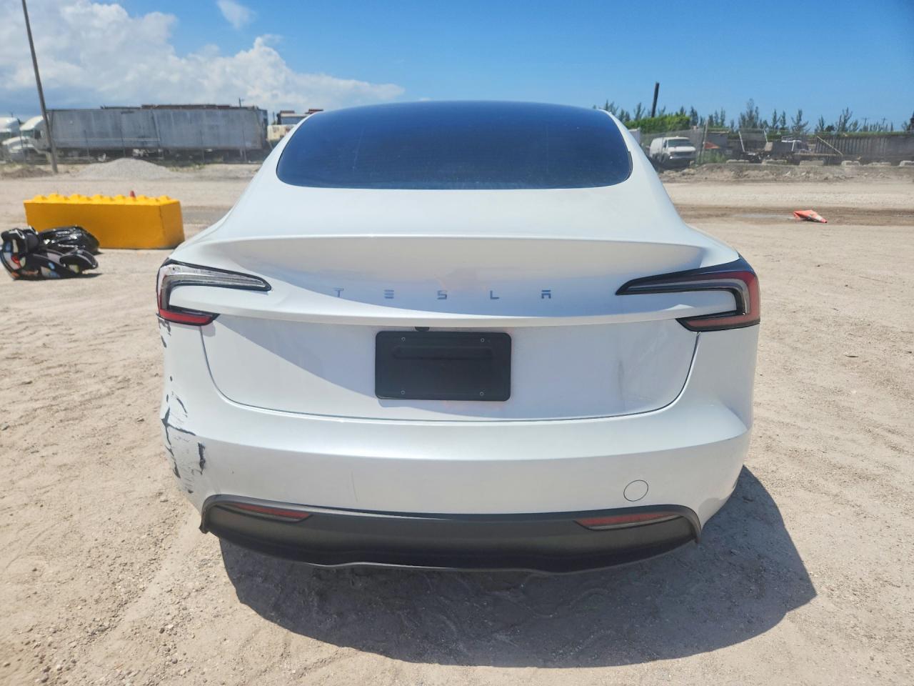 2025 Tesla Model 3 - Фото 6