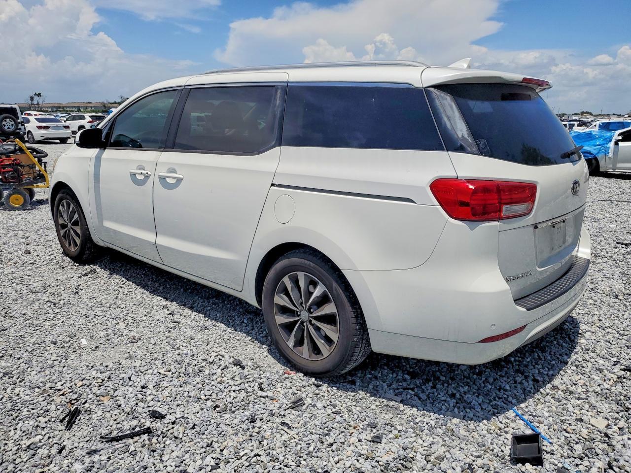 2016 Kia Sedona - Image 2