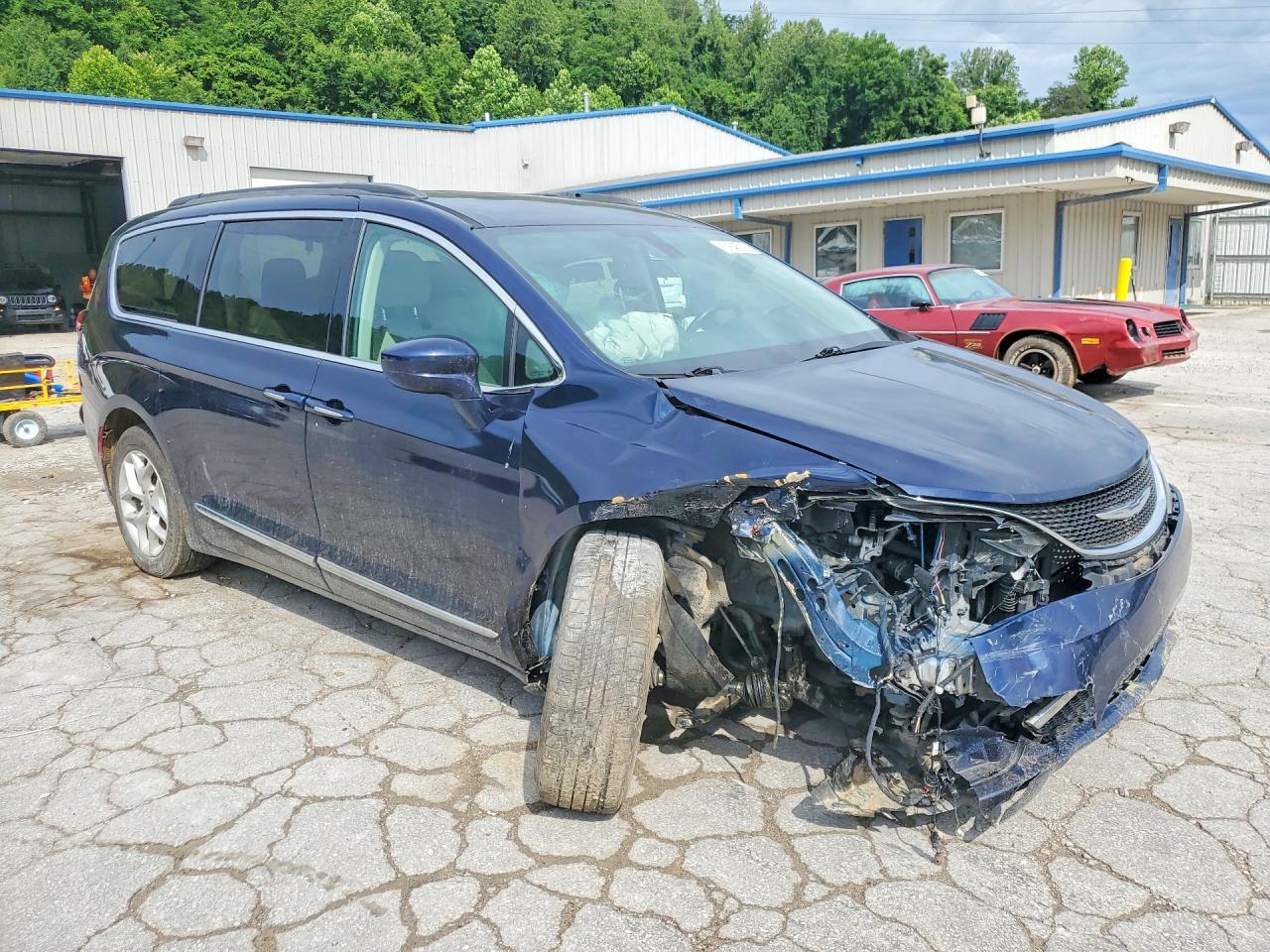 2017 Chrysler Pacifica Touring L - Фото 4