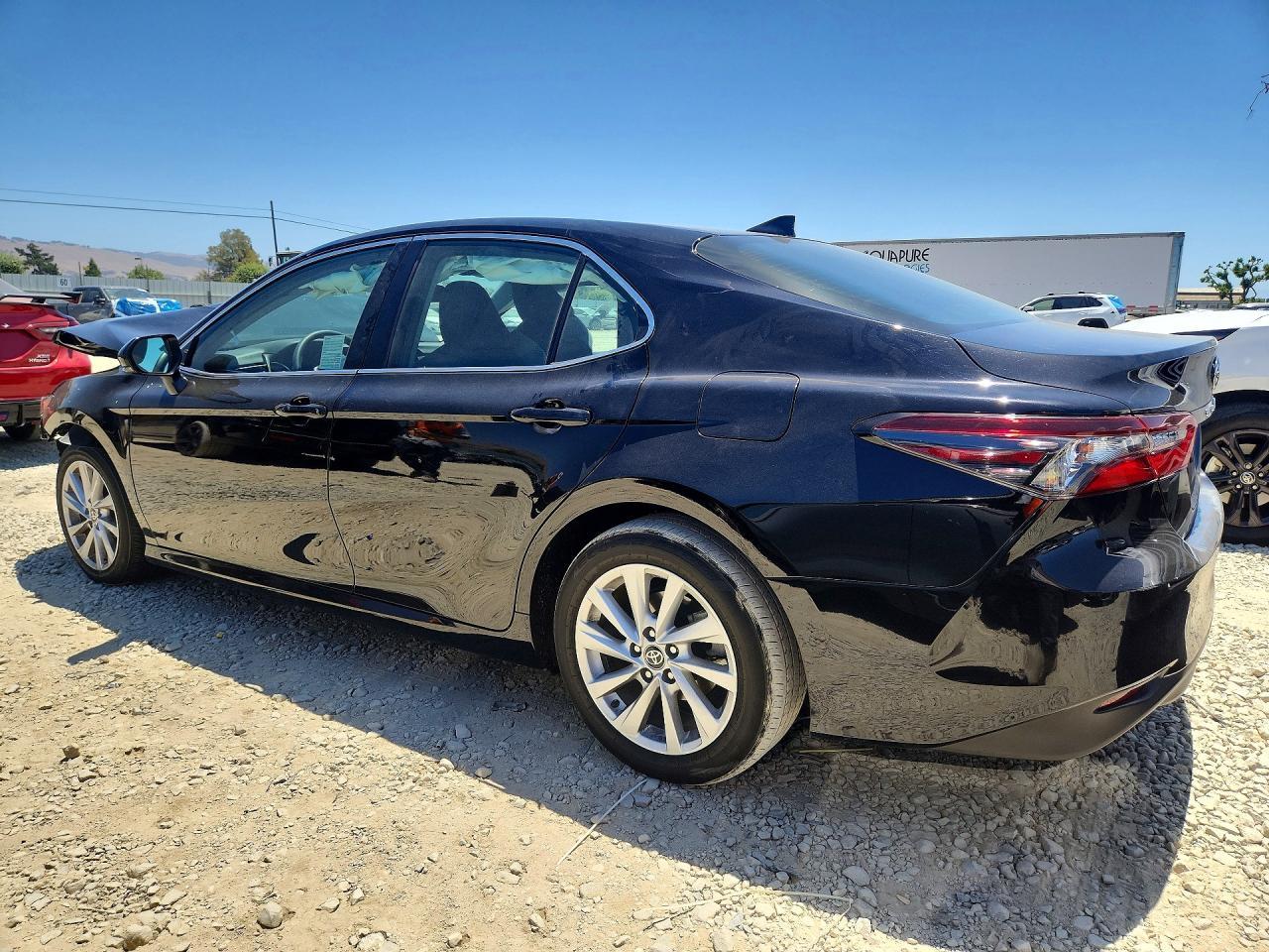 2022 Toyota Camry Le - Фото 2