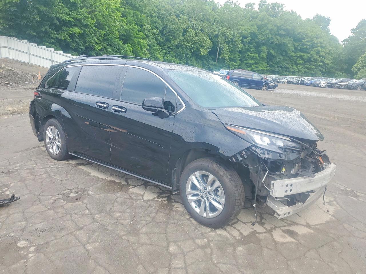 2023 Toyota Sienna Woodland Edition - Image 4