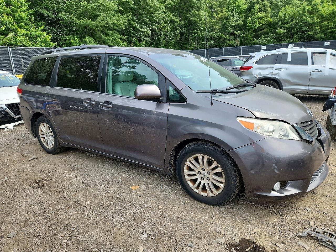 2013 Toyota Sienna Xle 8-Passenger - Image 4