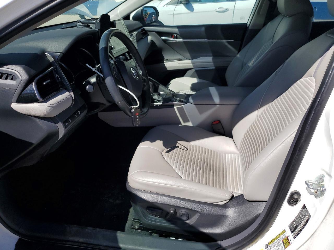 2022 Toyota Camry Hybrid Se - Image 7