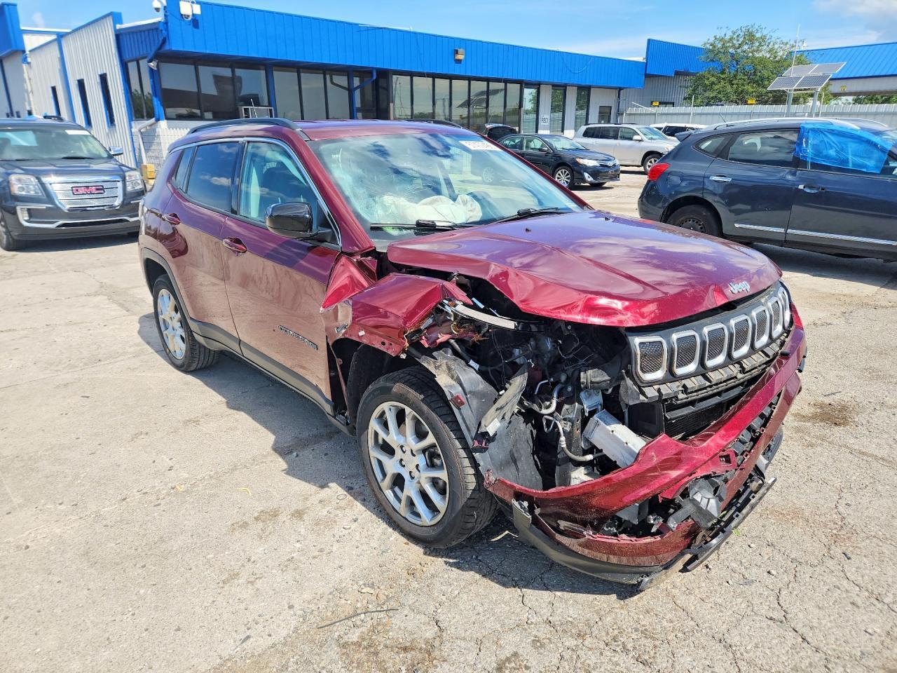 2022 Jeep Compass Latitude Lux - Image 4