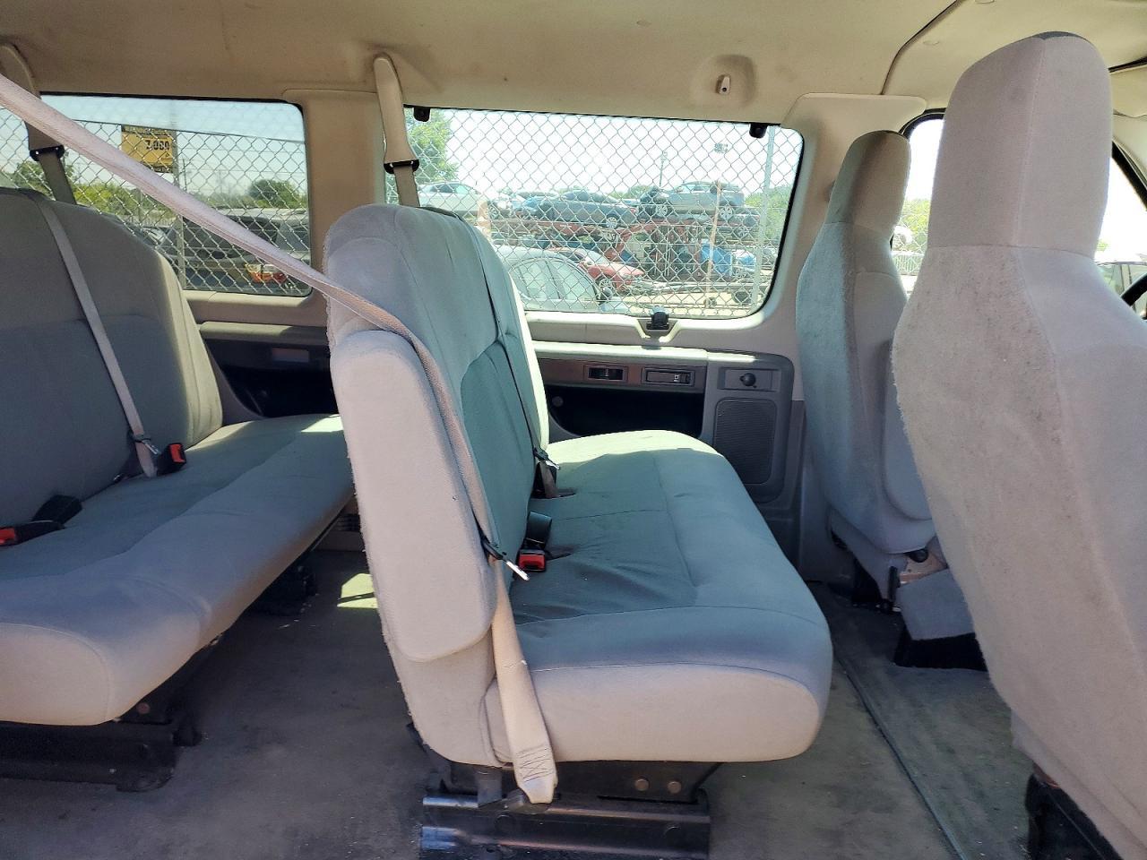 2012 Ford Econoline E350 Super Duty Wagon - Image 5