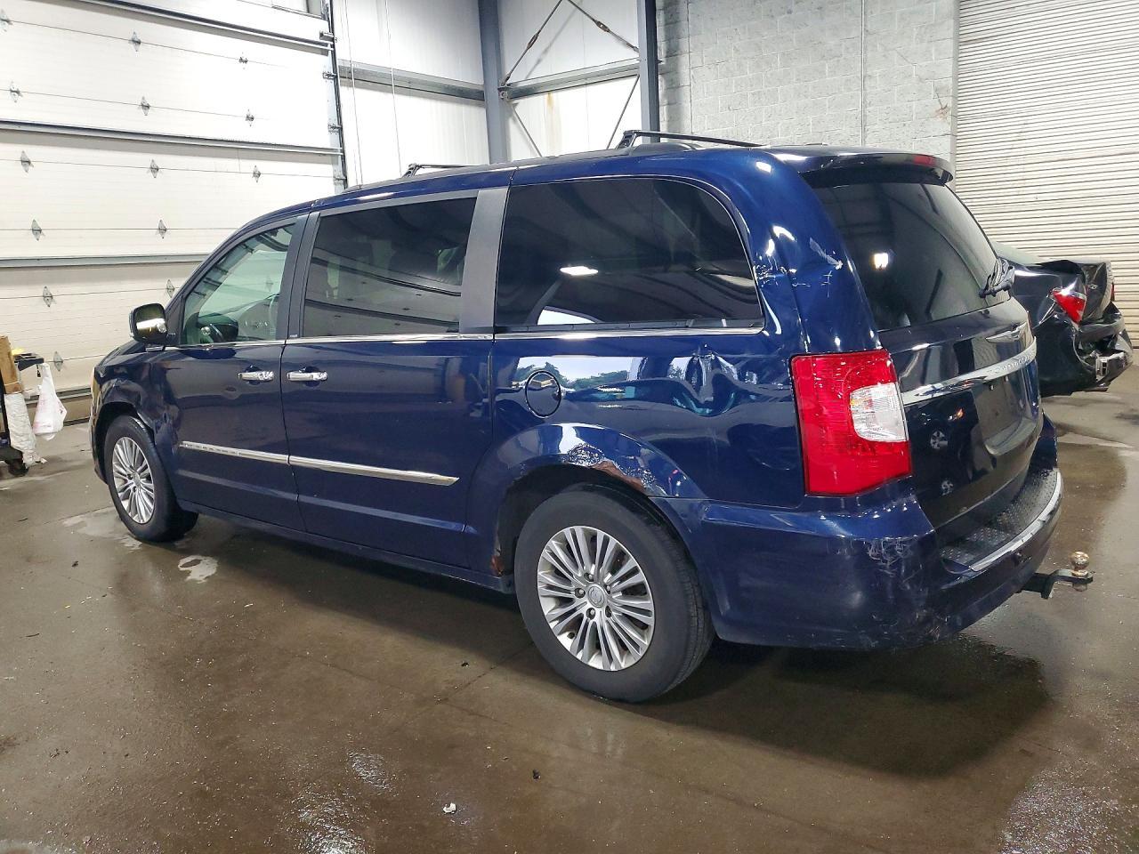 2013 Chrysler Town & Country Touring L - Фото 2