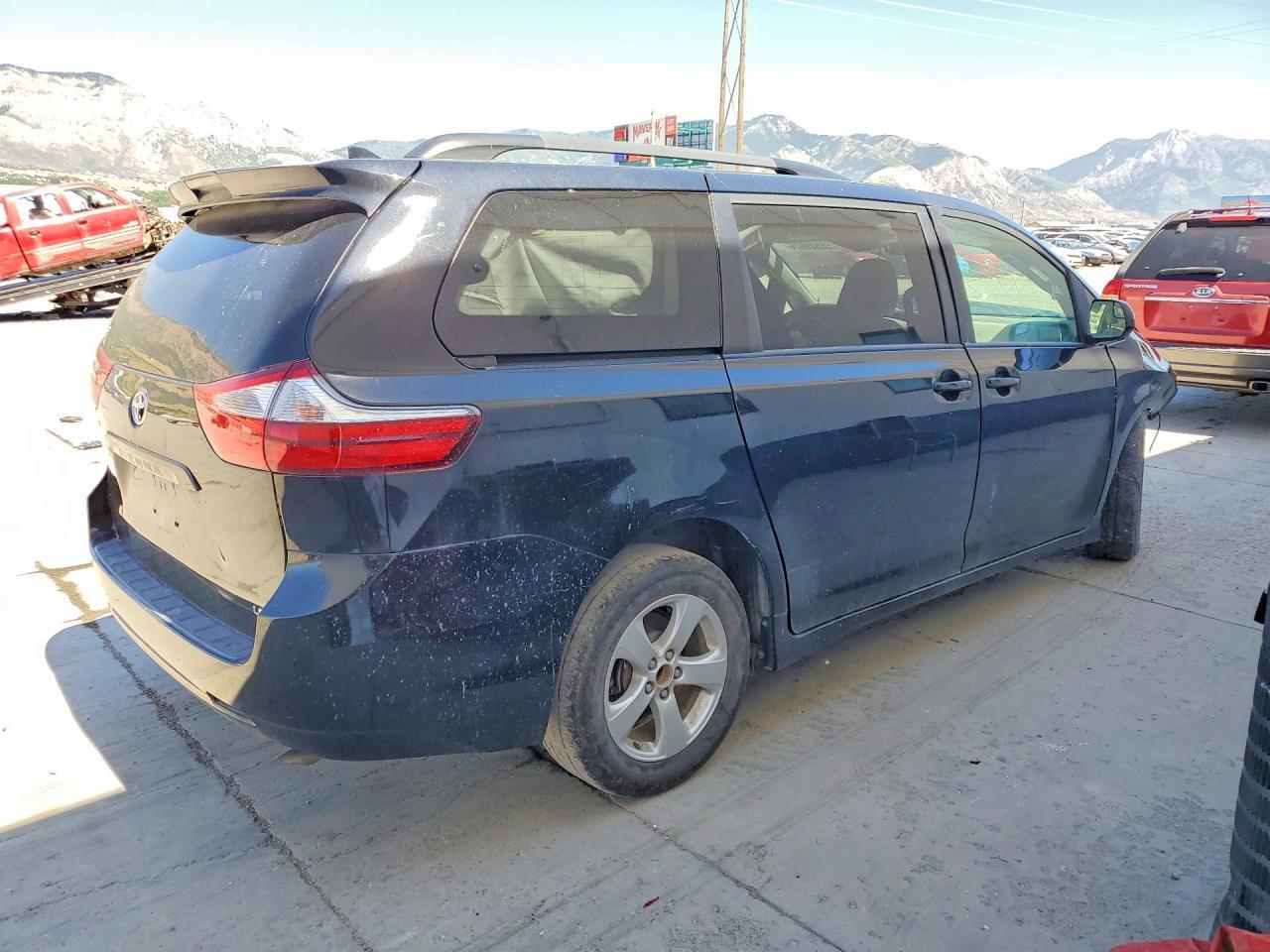 2018 Toyota Sienna Le - Image 3