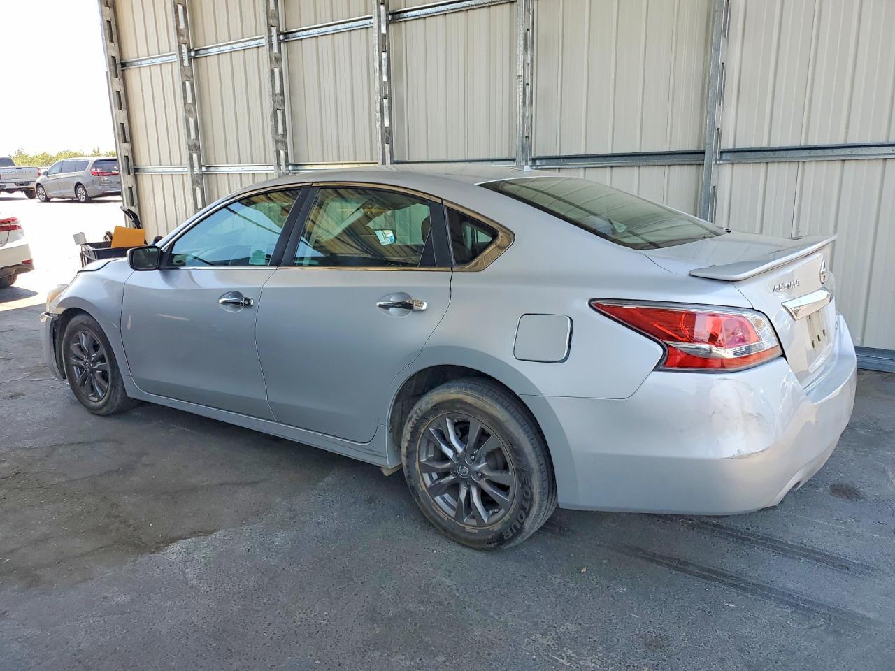 2015 Nissan Altima 2.5 S - Фото 2