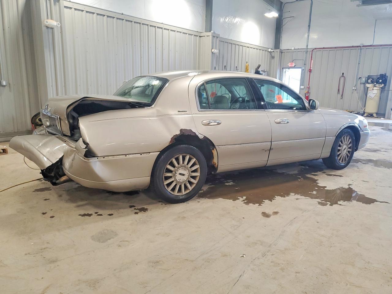 2003 Lincoln Town Car Executive - Фото 3
