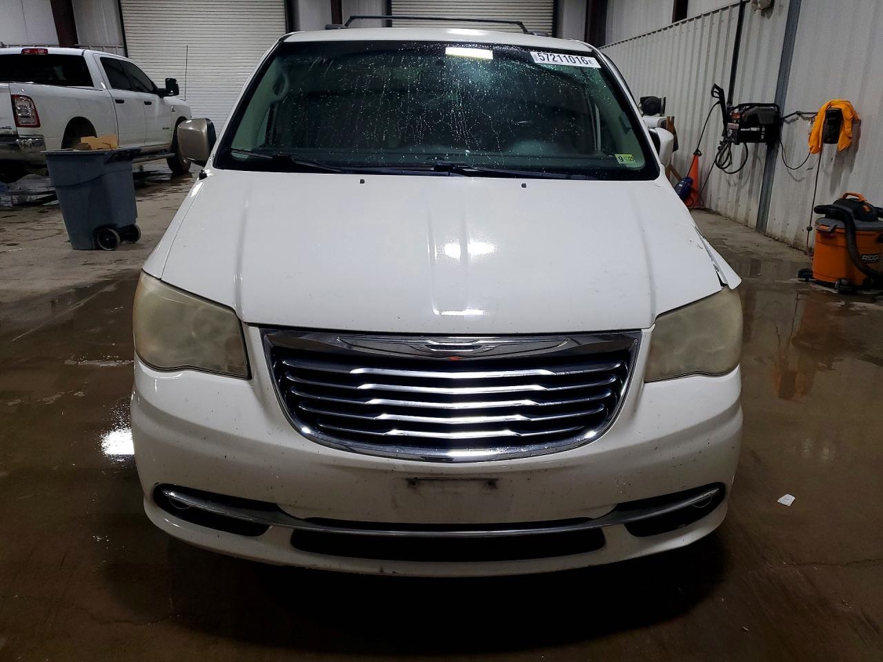 2013 Chrysler Town & Country Touring - Фото 5