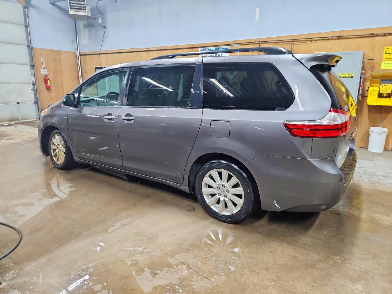 2017 Toyota Sienna Xle 7-Passenger - Image 2