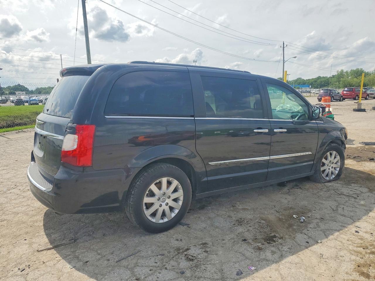 2012 Chrysler Town & Country Touring L - Image 3
