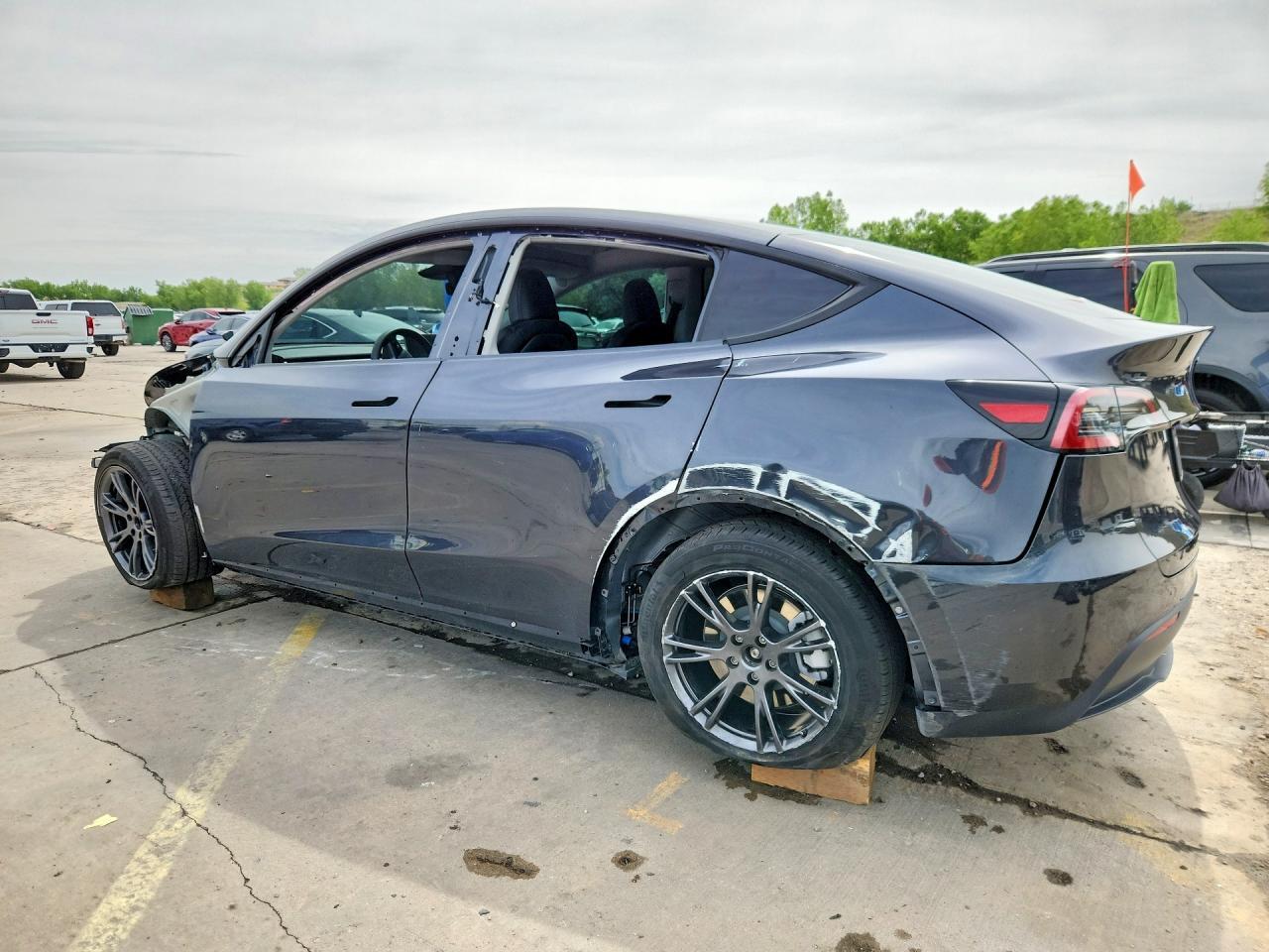 2025 Tesla Model Y - Фото 2